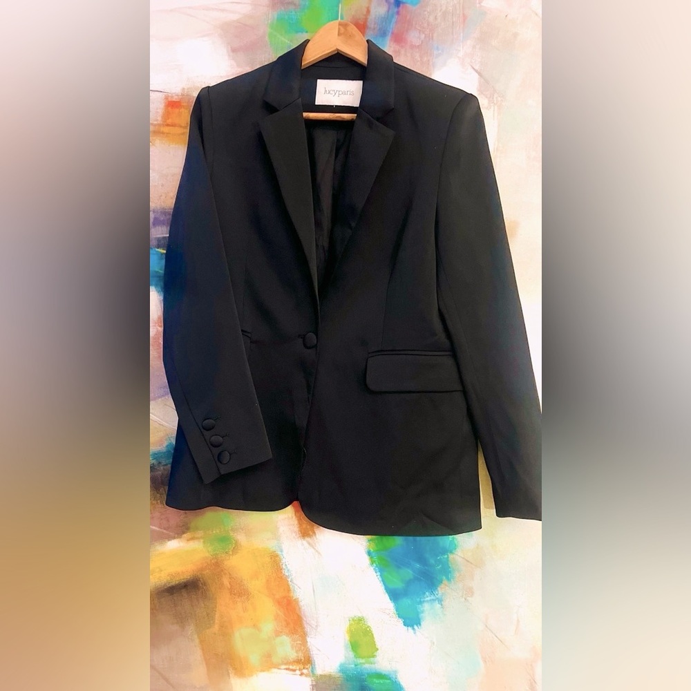 Lucy Pari~ Long sleeves blazer with button cuffs